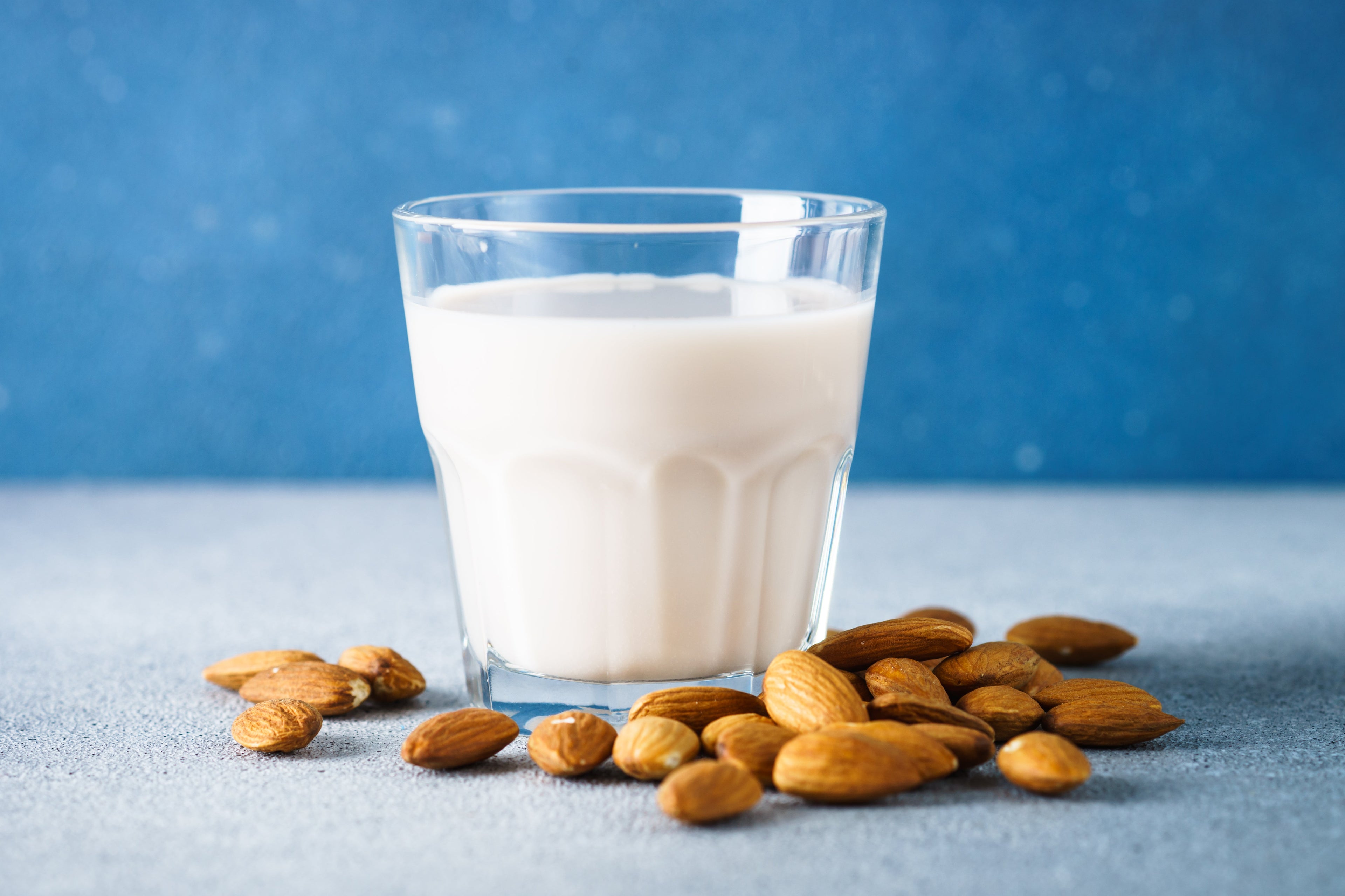 Le lait d’amande en cuisine, le nouveau livre de Julie Pradines avec les laits d’amande La Mandorle